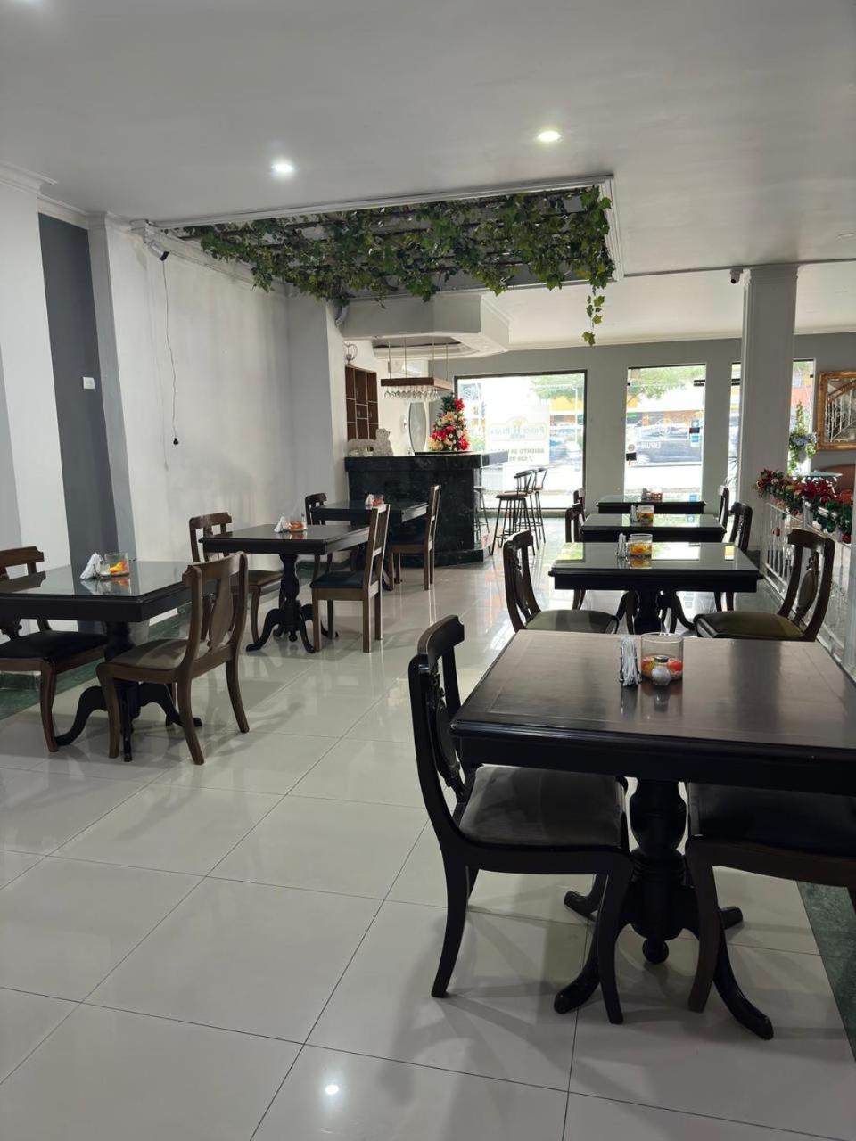 王子广场酒店 麦德林 外观 照片